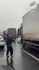 网友高速路堵车干脆下车练球：有篮球哪里都是球场🤣🤣🤣